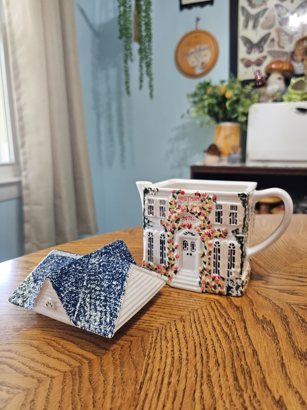 Vintage Ceramic Inspirado Honeymoon Hotel Blue Roof Flowers Cottagecore Teapot - Picture 8 of 10